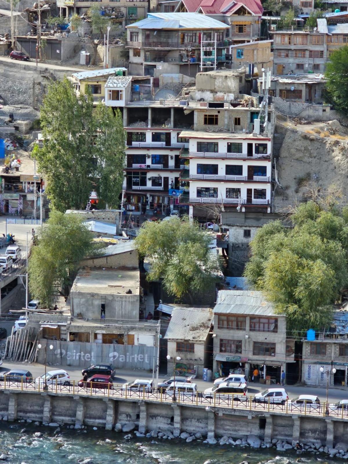 Hotel Afzal And Restaurant Kargil Eksteriør bilde