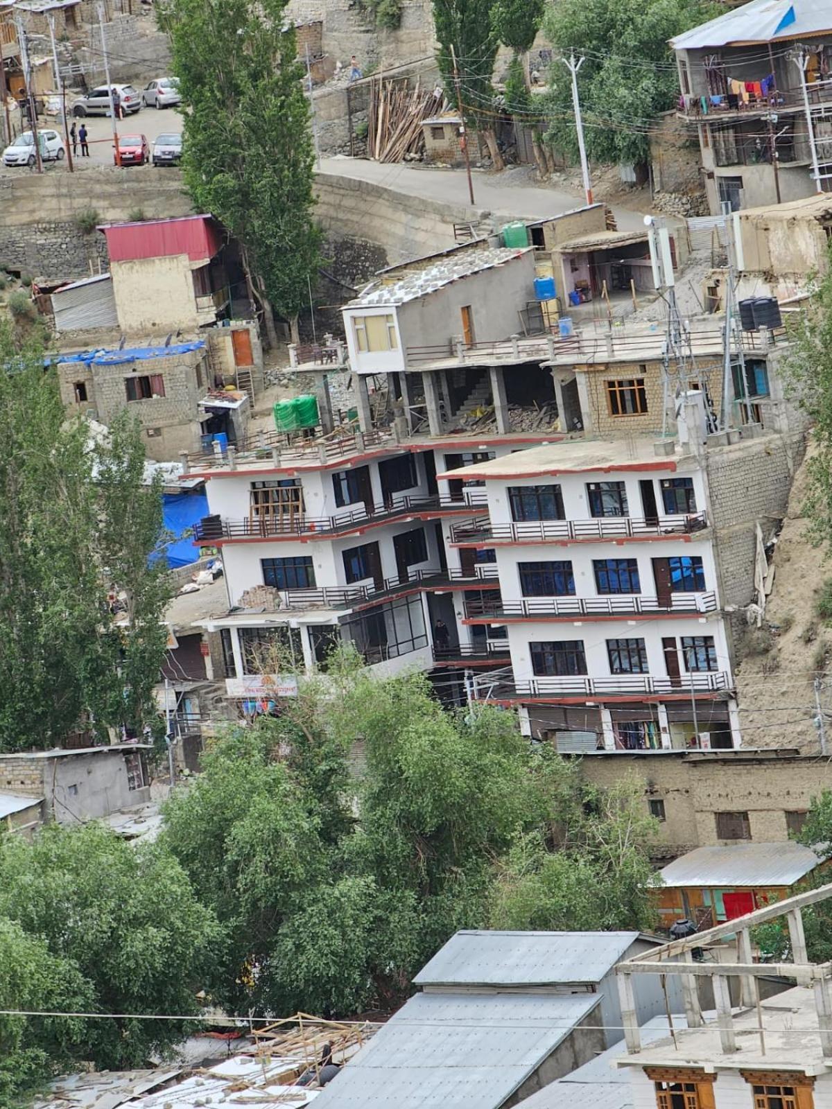 Hotel Afzal And Restaurant Kargil Eksteriør bilde